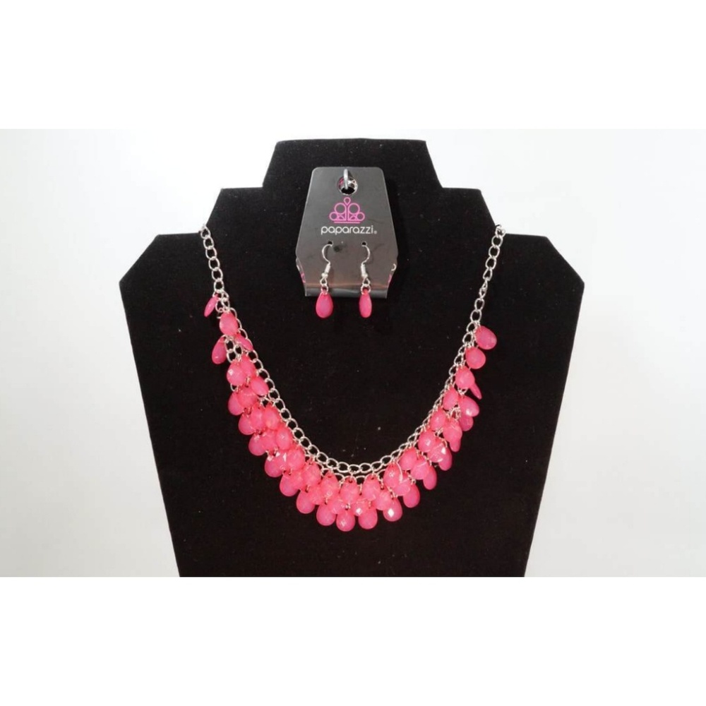 Paparazzi Next In SHINE
- Pink Necklace